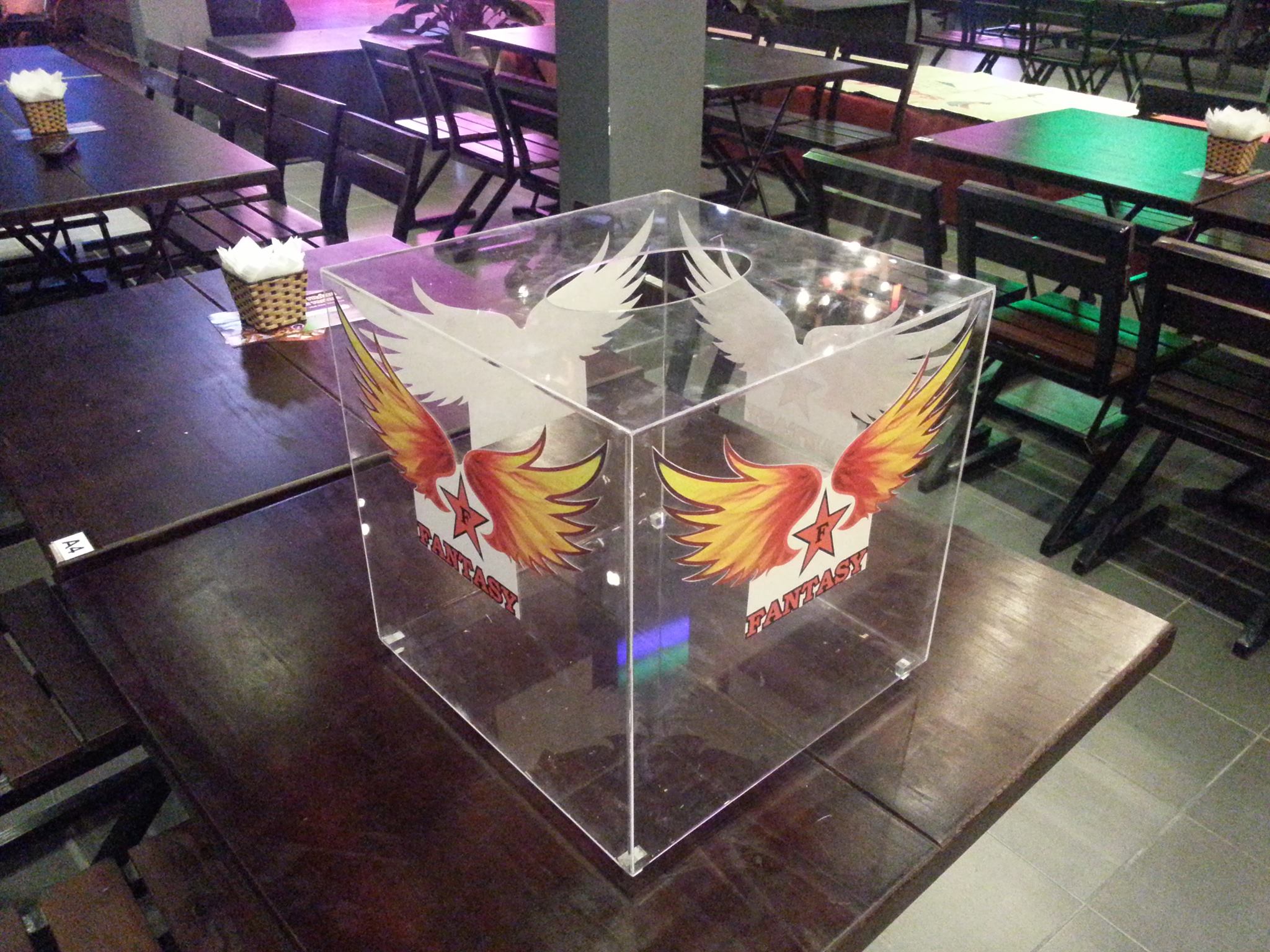 Làm hòm bốc thăm trúng thưởng bằng mica tại Hải Phòng (quán Fantasy)